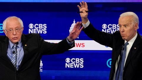Bernie Sanders y Joe Biden, durante el debate previo a las primarias en Carolina del Sur