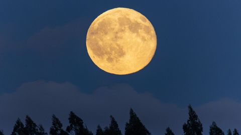 La luna llena de octubre asomando en Baio