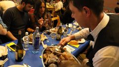 Sirviendo raciones de codillo en una edici�n anterior de la fiesta en A R�a