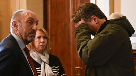  Juan Cofi�o (i), presidente de la Junta General, junto a Xabel Vegas (i), portavoz del IU, antes del inicio de la reuni�n de la Junta de Portavoces del Parlamento asturiano para convocar el pleno centrado en el debate final de los presupuestos del Principado