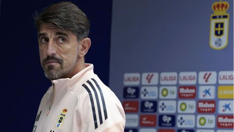 El entrenador del Real Oviedo, Veljko Paunovic, da una rueda de prensa