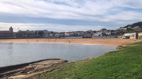 Gente pasea por la playa de Luanco, en un da soleado de invierno