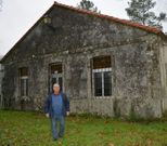 Jos� Antonio Romar�s ante el edificio de la antigua escuela. 