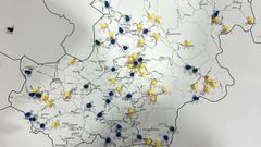 Un mapa realizado por el Ayuntamiento indica la ubicación de los vecinos que están colocando trampas. Las chinchetas amarillas indican a los que están registrados como apicultores. Las azules y verdes, vecinos que no crían abejas pero colaboran en la campaña 