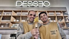 Jos� Antonio Porto posa junto a �scar Ramos. Ambos son trabajadores de la nueva helader�a Desseo, ubicada en la calle Lamas Carvajal.
