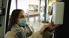 Dispensador de gel hidroalcoh�lico en un autob�s de Monbus