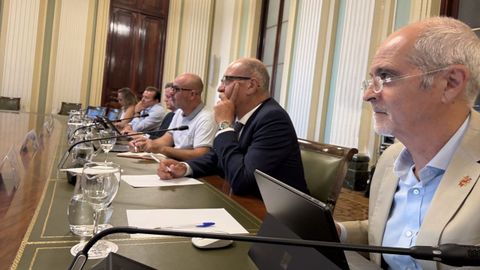A la derecha, Javier Ojeda, secretario general de la Asociaci&oacute;n Empresarial de Acuicultura de Espa&ntilde;a (Apromar), al lado de Jos&eacute; Carlos Rend&oacute;n, presidente de esta organizaci&oacute;n, en una reuni&oacute;n con el ministro de Pesca y dirigentes del sector pesquero en Madrid.