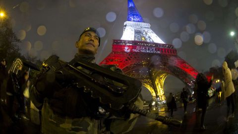 La esencia de la noticia est� en el qu�, en los hechos que nos hablan del terrible atentado de Par�s. En la foto, la torre Eiffel custodiada por soldados e iluminada con los colores de la bandera francesa