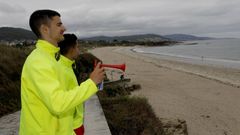 En imagen de archivo, socorristas en la playa de Llas, en Foz