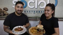 Jonatan y Andrea, con un wok y una hamburguesa de S�cial