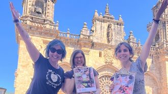 Integrantes de Nenea con la edila mindoniense de Turismo