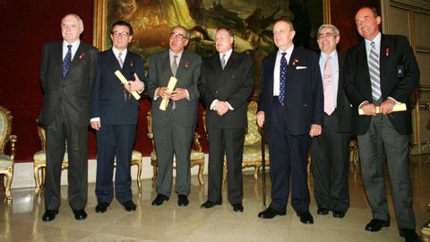 En 1977 y 1978, en plena Transicin, Manuel Fraga fue uno de los llamados padres de la vigente Constitucin Espaola. Fueron homenajeado por el ayuntamiento de Madrid en el ao 2001, cuando el vilabs era presidente de la Xunta de Galicia.