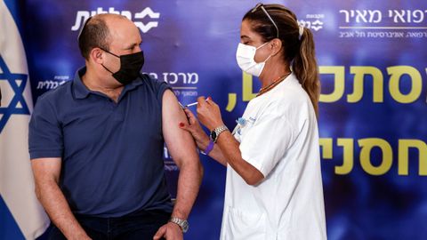 El primer ministro de Israel recibe la tercera dosis de la vacuna