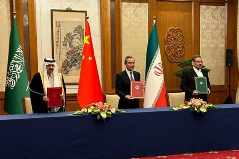 Autoridades de Arabia Saud� e Ir�n firman por mediaci�n de China el acuerdo de restaurar sus relaciones diplom�ticas.