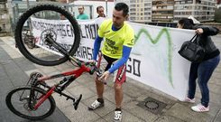 Protesta de allegados de Diego, el ciclista que sufri� graves lesiones al chocar contra una piedra en un camino del monte Alba. 