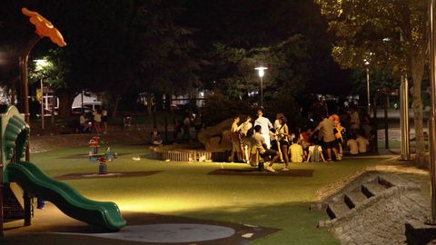 Un grupo de jvenes la noche del Carmen dos Pincheiros, un ao despus de la desaparicin de Diana