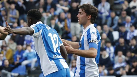 Dani Barcia, con el brazalete, al final del partido contra el Huesca en Riazor