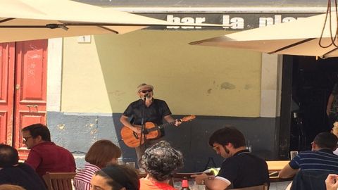 Fernando Alfaro, en uno de los conciertos de la terraza de La Plaza