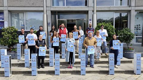 Representantes del Concello y de la hosteler�a durante la presentaci�n de la campa�a �Coida Salceda�.