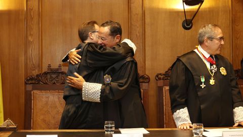 Javier Menndez abraza al nuevo presidente de la Audiencia de Pontevedra, Jacinto Jos Prez, junto al presidente del TSXG