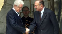 Jospin se despide del presidente Chirac tras presentar su renuncia el 6 de mayo del 2002.