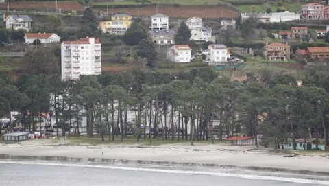 Construcciones de la playa de A Magdalena, en Cabanas