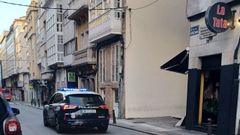 Una patrulla de la Policía Nacional frente a La Tata