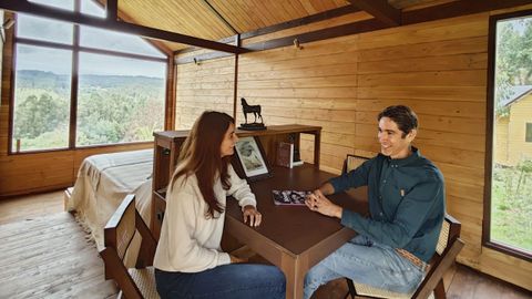 Gladys y Mario, en el interior de una de las cabaas, muy luminosas gracias a las amplias cristaleras