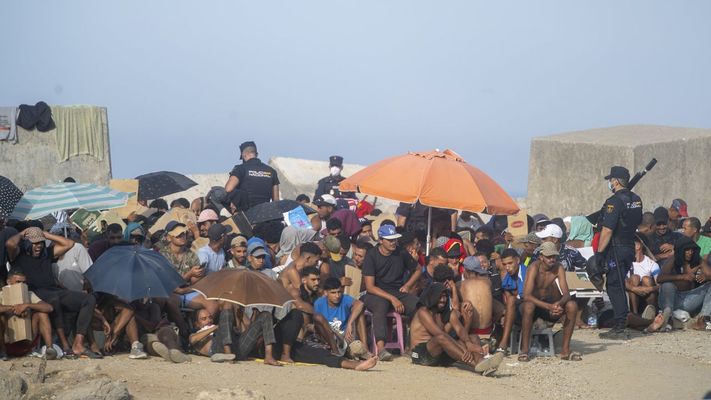Migrantes en la playa de El Trampol&iacute;n de Ceuta.