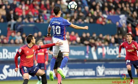 Linares Fla�o Osasuna Real Oviedo El Sadar.Linares trata de control un esferico ante Fla�o