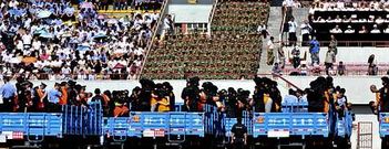 <span lang= es-es >Juicio masivo y premios de 60 euros en Xinjiang</span>. Despu�s de casi una d�cada, China recupera los juicios masivos. El estadio de Yining acogi� ayer uno. Tres personas fueron condenadas a muerte y otras 52, a diferentes penas de prisi�n. Los presos fueron paseados en remolques. La violencia �tnica en la regi�n ha llevado a las autoridades a dar 60 euros a cada visitante para promocionar el turismo. 