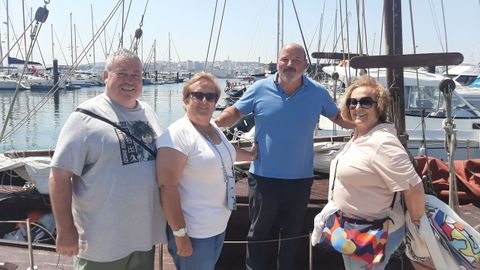 «ME QUEDÉ PRENDADO DEL PATRIMONIO MARÍTIMO». El leonés Marcos Suero es el patrón del galeón Punta Pragueira, que, construido a mediados del siglo XX, hace travesías a motor y a vela por el litoral coruñés desde el pasado julio. Turistas madrileños, catalanes, vascos y asturianos han subido a bordo.