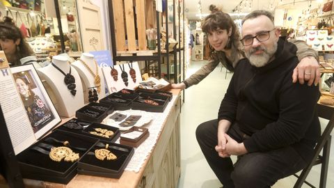 Iona y Marcos muestran en el Mercado Galego da Creatividade joyas de Curruchela, que est trabajando para vender tambin sus piezas a travs de una tienda online y anuncian que estarn la primera semana el Mercado de Nadal de Carreira do Conde. All ofrecern tanto diseos de gran tamao como otros pequeos ms accesibles y, quizs, alguna nueva creacin.