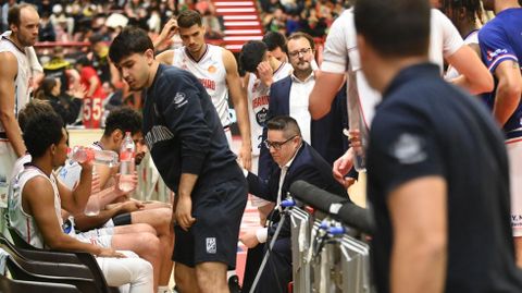 Epi da instrucciones en un tiempo muerto en Torrelavega.