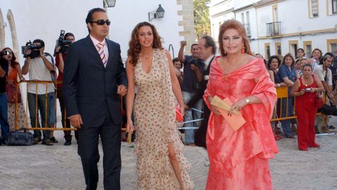 Fidel Albiac junto a Roc�o Carrasco y Roc�o Jurado, en una boda en el 2003