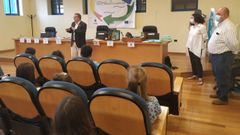 Dirigentes pesqueros de Celeiro, una profesora y alumnos del colegio p�blico celeirense, este jueves, en la entrega de premios del concurso en el que los ni�os lanzaron mensajes contra la contaminaci�n marina