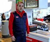 Juan Villar trabaja en una gasolinera por algo m�s de ochocientos euros, seg�n el convenio.