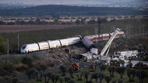 Trabajos de desescombro en la zona del accidente ferroviario en Urda