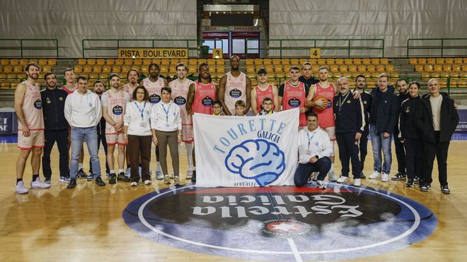 Los integrantes del colectivo Tourette Galicia, acompa�ado por jugadores, t�cnicos y directivos del COB
