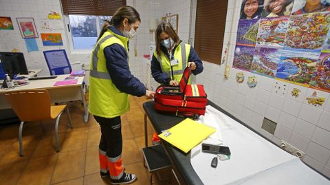 Reportaje con el equipo de soporte de atencin domiciliaria con base en Arcade. Las enfermeras Sonia Garca y Blanca Luaces preparan su equipo para iniciar su ruta a las 8 de la maana