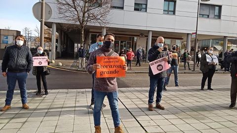 Eduardo Vergara, trabajador de hostelera, en el centro de la imagen sujetando un cartel naranja