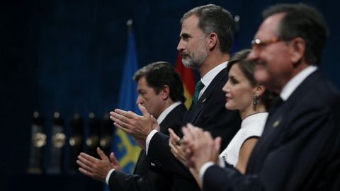 Los reyes Felipe y Letizia junto al jefe del Ejecutivo asturiano, Javier Fernndez (i), al inicio de la ceremonia de entrega de los premios Princesa de Asturias 2017