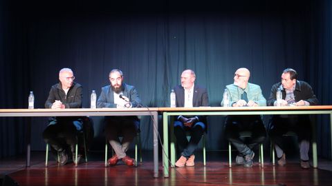 Homenaxe a Anxo Angueira en Asados.Xos� Ricardo Losada, Juli�n Bustelo, Anxo Angueira, Manuel Lorenzo Baleir�n e Xos� Lu�s Axeitos.