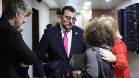 La consejera de Derechos Sociales y Bienestar, Marta del Arco (d), el presidente del Principado, Adri�n Barb�n (c), y el portavoz de Convocatoria por Asturies-IU, Xabel Vegas (i), tras finalizar un pleno de la Junta General