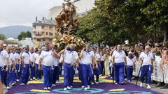 La procesi�n pasando sobre las alfombras florales realizadas a lo largo de la noche por los vecinos