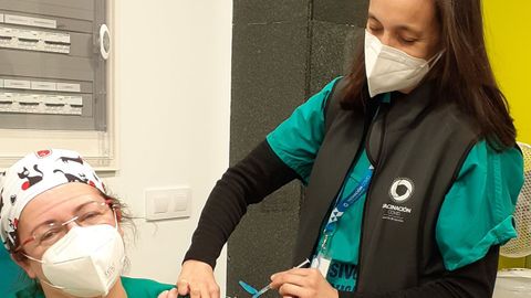 Celia Rodr�guez Estoquera, enfermera del servicio de Medicina Preventiva, vacunando.