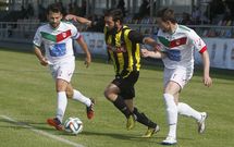 Fandi�o y Alexandre, ante un rival del Ribadumia en el partido de A Senra. 