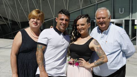 Iv�n y Noem�, reci�n casados, rodeados por sus testigos de boda, Esperanza y Antonio