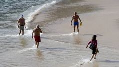 Ba�istas en la playa de San Amaro el pasado 19 de octubre