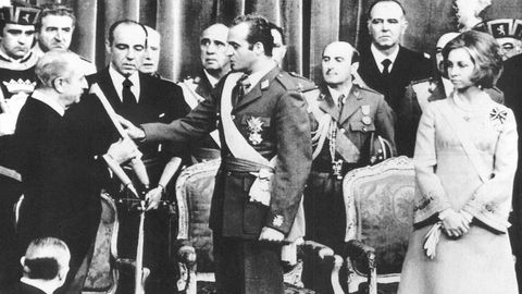 El 22 de noviembre de 1975, dos das despus del fallecimiento del dictador, Juan Carlos jur los principios del movimiento, momentos antes de ser proclamado rey de Espaa. Junto a l, la Reina doa Sofa.